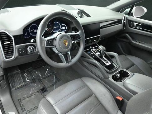 Used 2023 Porsche Cayenne Coupe image 10