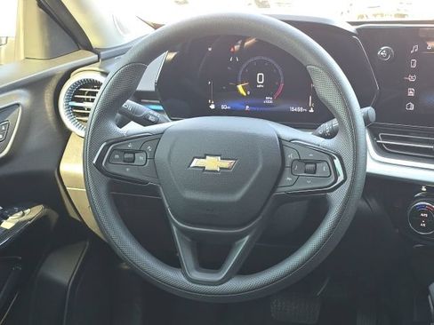 Used 2025 Chevrolet Trax LT FWD image 32