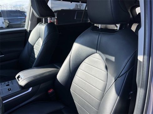 Used 2024 Toyota Highlander LE image 32