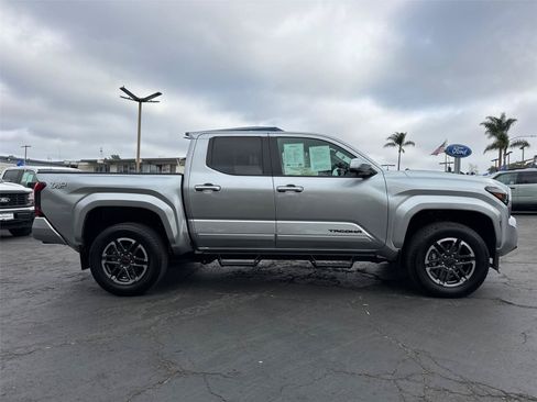 Used 2024 Toyota Tacoma TRD Sport w/ TRD Sport Premium Package AWD/4WD image 7