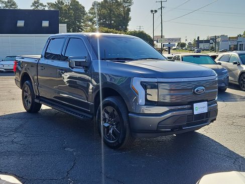 Used 2023 Ford F150 Lightning Lariat image 4