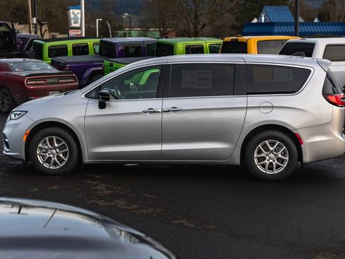 New 2026 Chrysler Pacifica Select FWD image 10