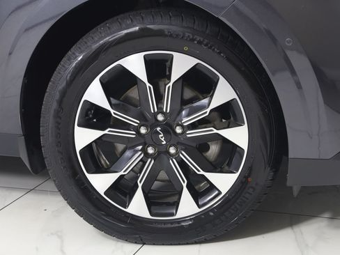 Used 2024 Kia Carnival EX FWD image 17