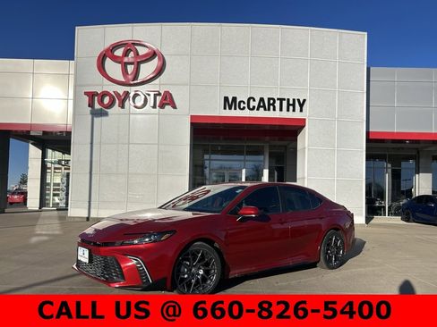 Used 2025 Toyota Camry SE image 1