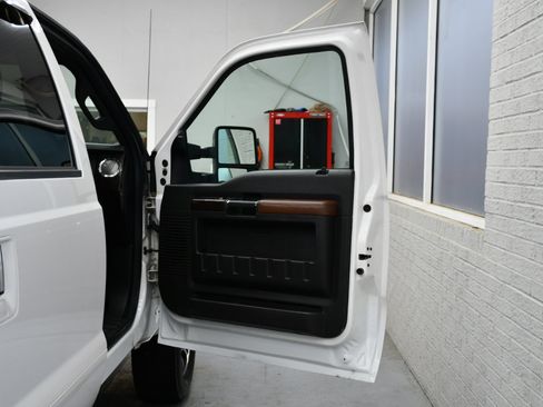 Used 2014 Ford F250 Platinum w/ FX4 Off-Road Package image 32