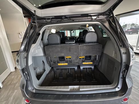 Used 2014 Toyota Sienna SE FWD image 31