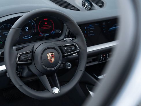 Certified 2026 Porsche Cayenne AWD/4WD image 20