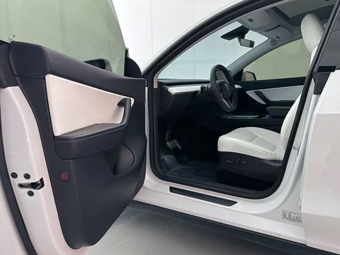 Used 2021 Tesla Model Y Long Range image 16