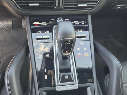 Used 2022 Porsche Cayenne Coupe AWD/4WD image 13
