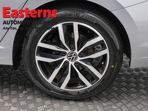 Used 2025 Volkswagen Jetta SE FWD image 32