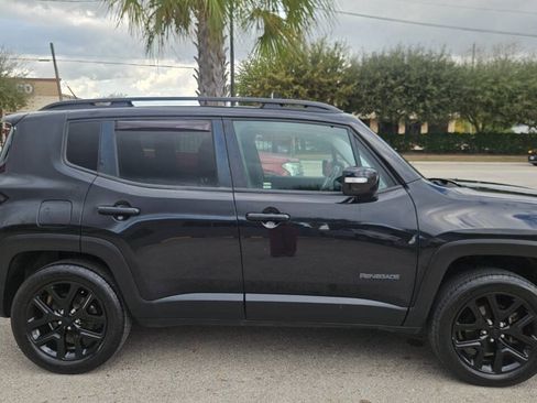 Used 2016 Jeep Renegade Latitude image 2
