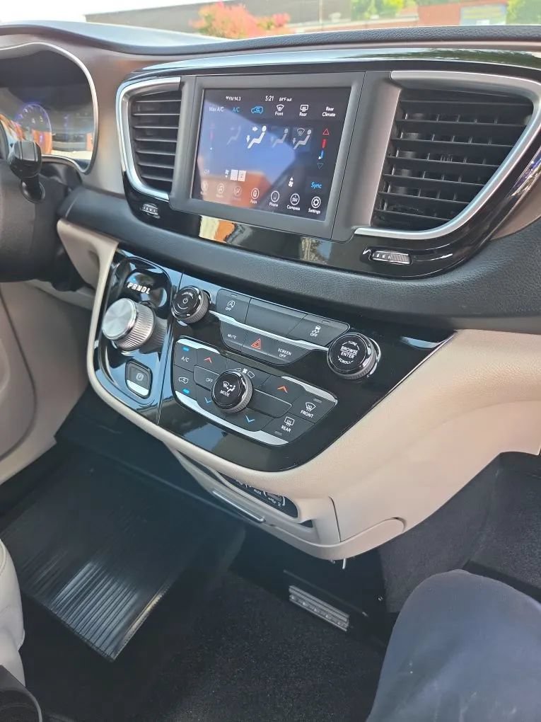 Used 2021 Chrysler Voyager Lxi FWD image 32