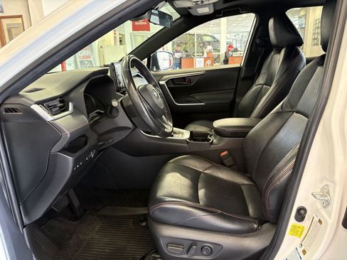 Used 2021 Toyota RAV4 SE w/ Weather & Moonroof Package image 9