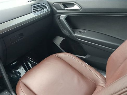 Certified 2020 Volkswagen Tiguan SE R-Line image 15