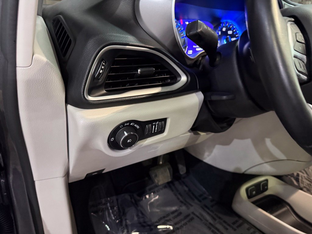 Used 2020 Chrysler Pacifica Touring-L Plus FWD image 13