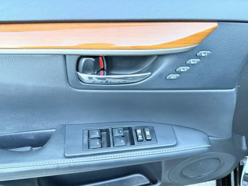 Used 2013 Lexus ES 300h w/ Luxury Pkg FWD image 19