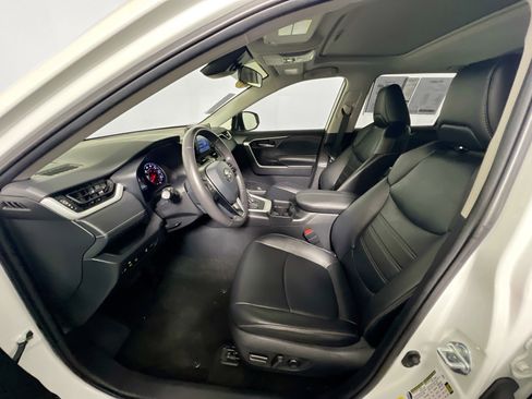 Used 2021 Toyota RAV4 XLE Premium image 13