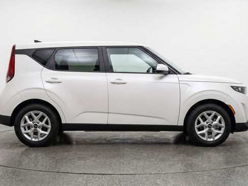 Used 2025 Kia Soul LX w/ LX Technology Package FWD image 11
