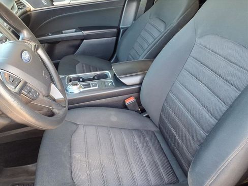 Used 2020 Ford Fusion SE image 3