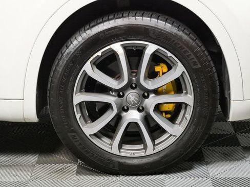 Used 2017 Maserati Levante w/ Luxury Package AWD/4WD image 6