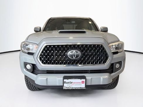 Used 2018 Toyota Tacoma TRD Sport AWD/4WD image 2