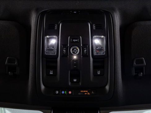 Used 2025 Chevrolet Suburban High Country image 29