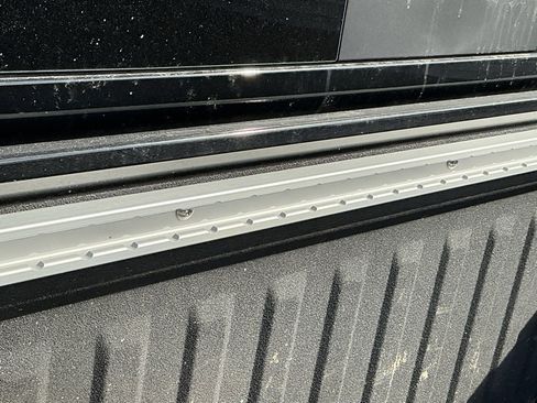 Used 2024 Nissan Titan SV w/ SV Convenience Package image 3