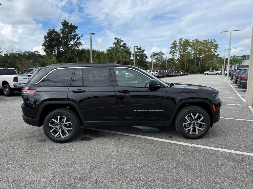New 2027 Jeep Grand Cherokee Laredo AWD/4WD image 2