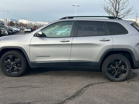 Used 2018 Jeep Cherokee Latitude w/ Altitude Package image 8