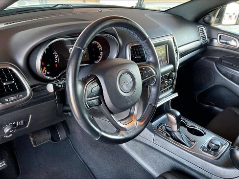 Used 2020 Jeep Grand Cherokee Laredo AWD/4WD image 15