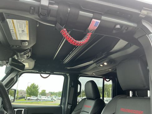 Used 2025 Jeep Gladiator Rubicon AWD/4WD image 18