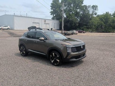 Used 2025 Nissan Kicks SR w/ SR Premium Package FWD image 8