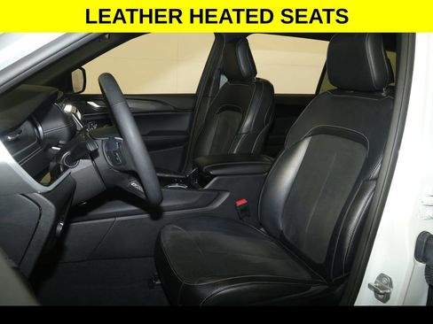 Used 2023 Jeep Grand Cherokee L Laredo image 4