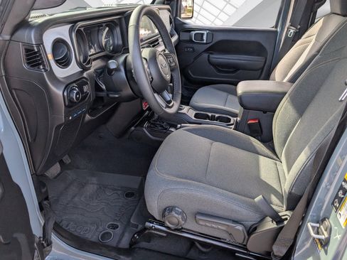 Used 2025 Jeep Wrangler Willys image 7