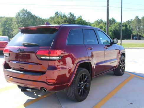 Used 2017 Jeep Grand Cherokee Altitude AWD/4WD image 4