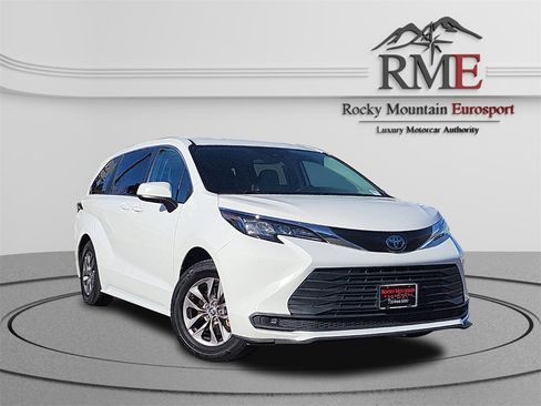 Used 2023 Toyota Sienna LE image 1