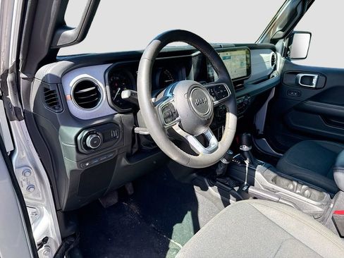 Used 2024 Jeep Wrangler Unlimited Sahara image 9