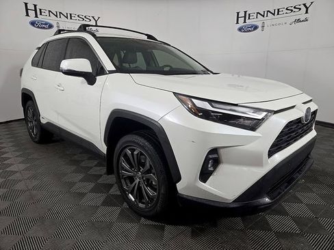 Used 2022 Toyota RAV4 XLE Premium AWD/4WD image 4