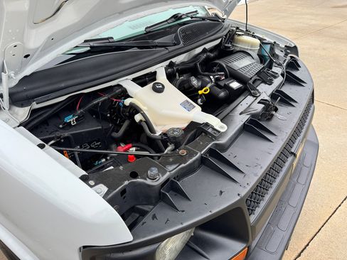 Used 2015 Chevrolet Express 2500 image 31