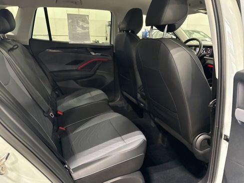 Certified 2025 Volkswagen Tiguan SE image 12