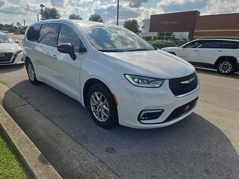 Used 2025 Chrysler Pacifica Select FWD image 2