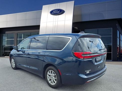 Used 2025 Chrysler Pacifica Select FWD image 3