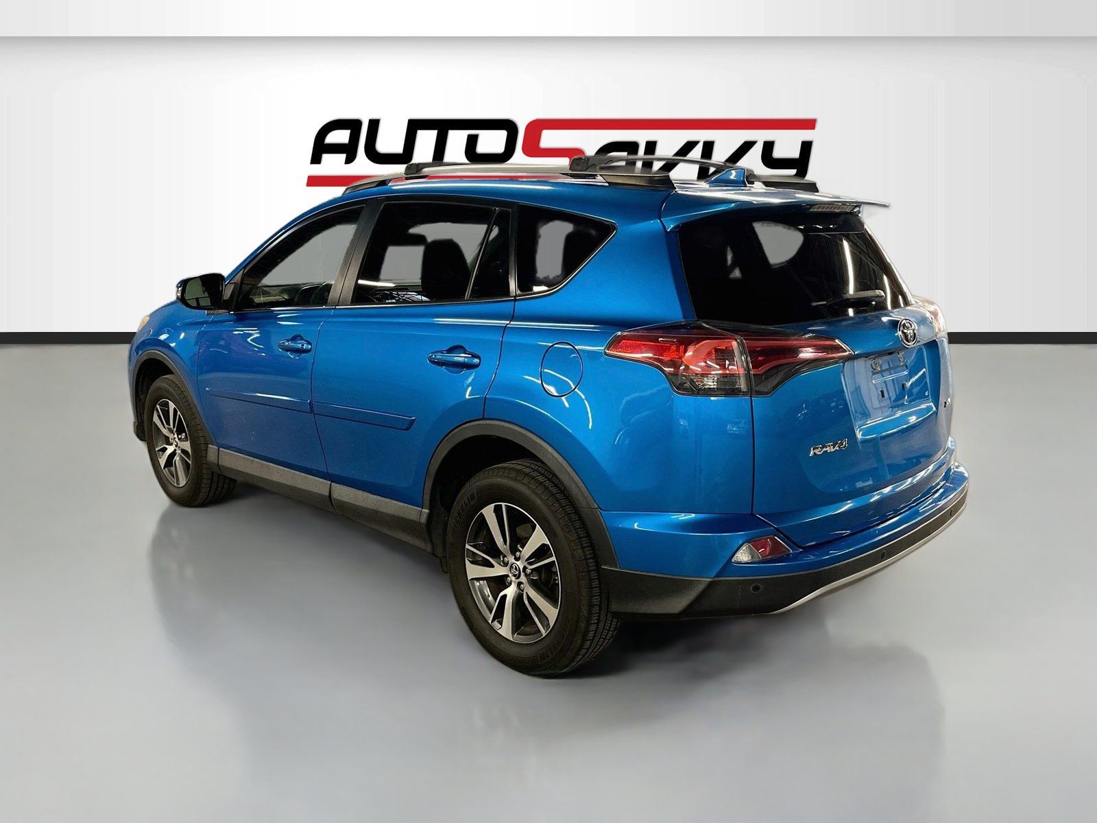 Used 2017 Toyota RAV4 XLE FWD image 5