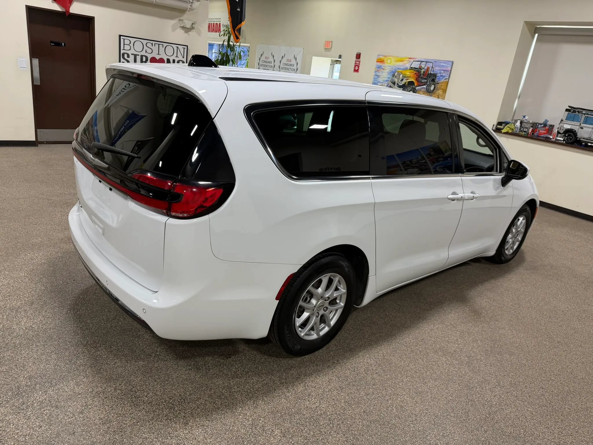 Used 2023 Chrysler Pacifica Touring-L FWD image 15