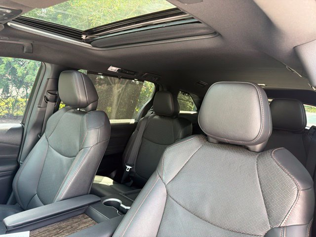 Used 2025 Toyota Sienna Platinum AWD/4WD image 8