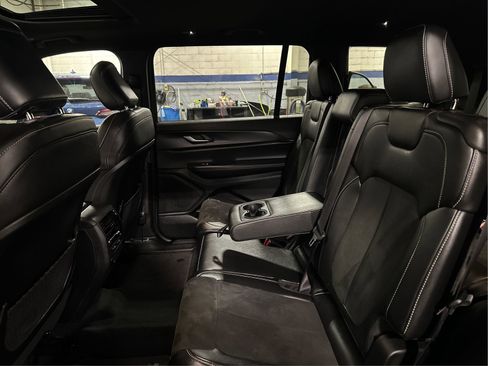 Used 2025 Jeep Grand Cherokee L Altitude image 10