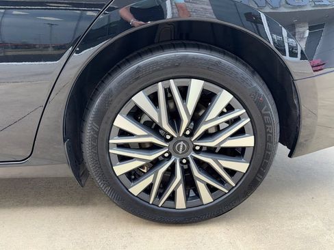 Used 2024 Nissan Altima 2.5 SV FWD image 15