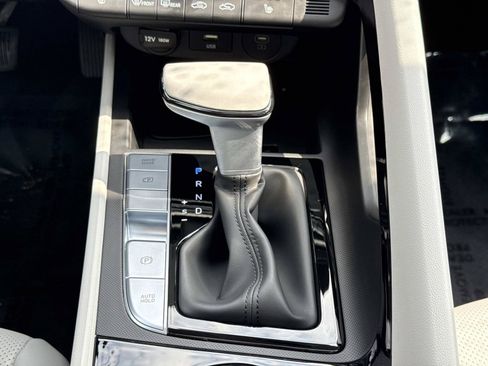Certified 2025 Hyundai Elantra Limited FWD image 8