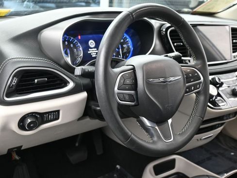 Used 2022 Chrysler Pacifica Touring-L FWD image 15