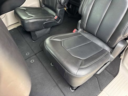 Certified 2023 Chrysler Pacifica Touring-L FWD image 11